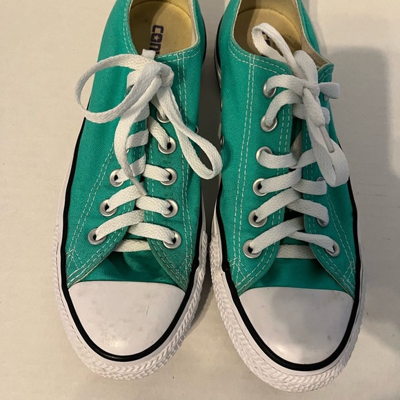 All star converse Women’s Size 8 - Picture 2 of 3